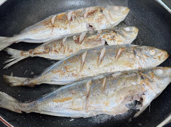 冬季吃魚，淡水魚不如海水魚，膽固醇越吃越低，醬油水煮頗具風味