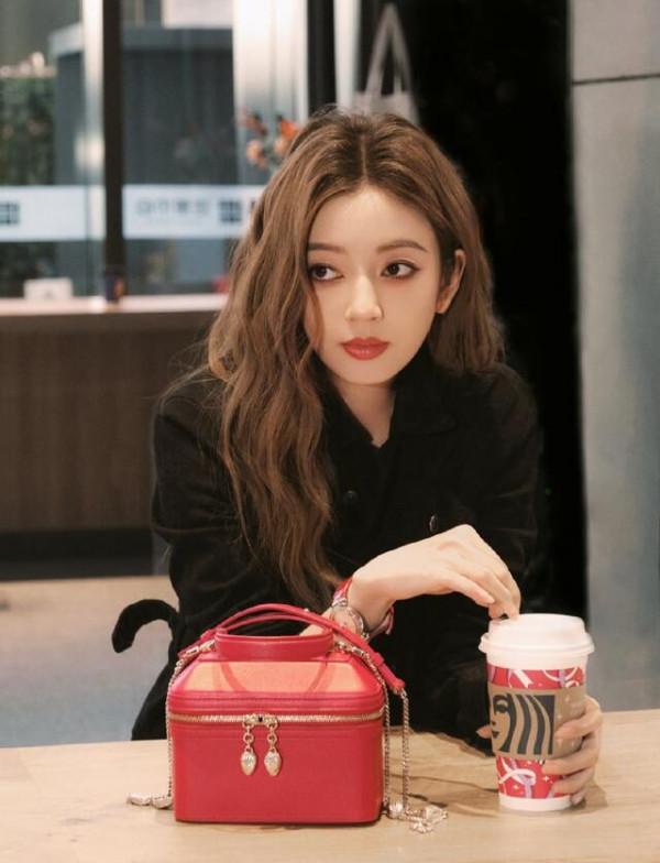 於正力捧5年都不火，有顏有身材的何瑞賢，基礎款也能穿得很驚豔