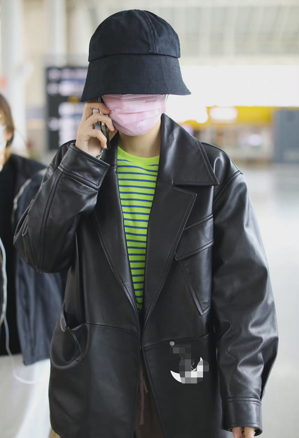 真看不出張碧晨已是孩子媽了，獅子頭髮型有個性，服裝很有嬸嬸感