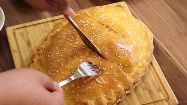 新疆特色美食羊腿麵包，表皮酥脆，裡面滿滿都是肉，真是太美味了