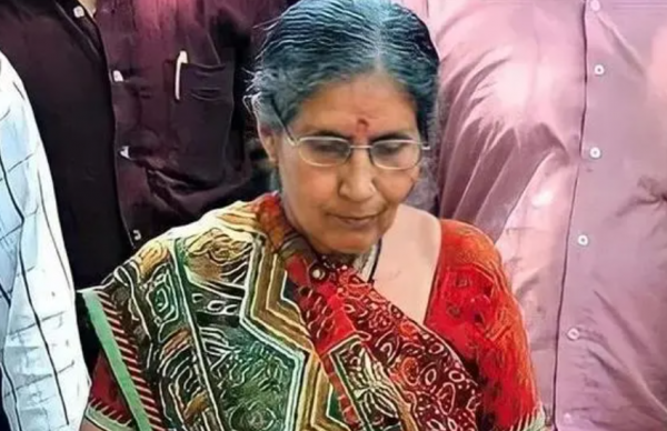 印度一婦女,49年為愛守空房,退休後做飯放牛,卻配12名頂級保鏢 印度一婦女,49年為愛守空房,退休後做飯放牛,卻配12名頂級保鏢