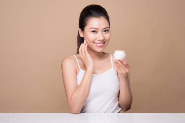 這才是正確的護膚順序!而你卻先用爽膚水,怪不得面板暗黃粗糙 這才是正確的護膚順序!而你卻先用爽膚水,怪不得面板暗黃粗糙