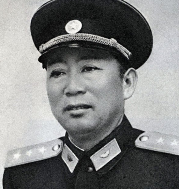 1955年授銜，林彪對劉亞樓的軍銜感到不滿，為他出頭建議授予大將