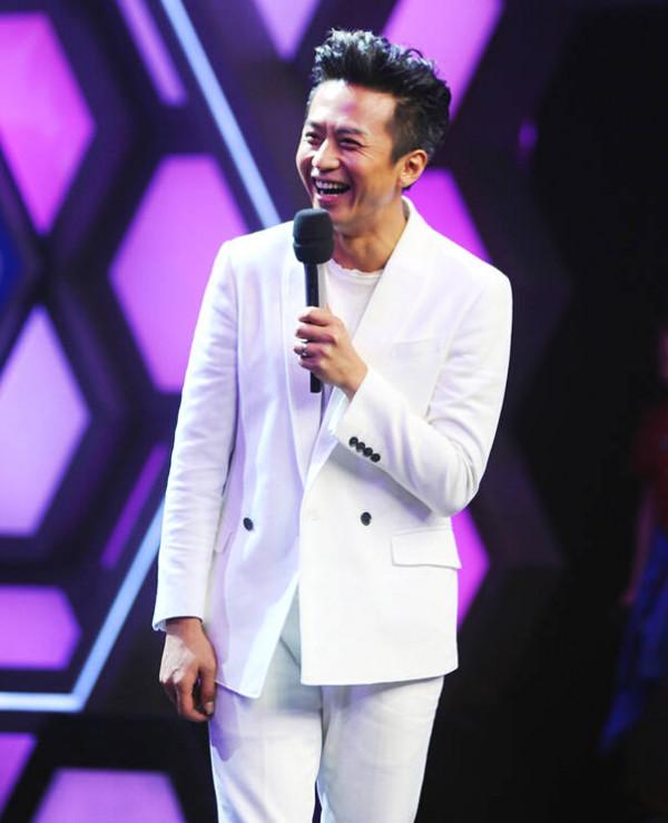 深得娘娘真傳,鄧超也愛瑜伽,高難度動作綽綽有餘,42歲了不顯老 深得娘娘真傳,鄧超也愛瑜伽,高難度動作綽綽有餘,42歲了不顯老