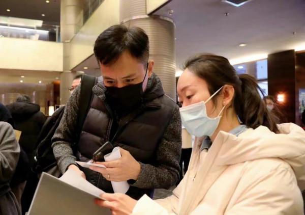 一流明星陣容參加大會全變“央視臉”！靳東穿棉服太胖，臉崩了