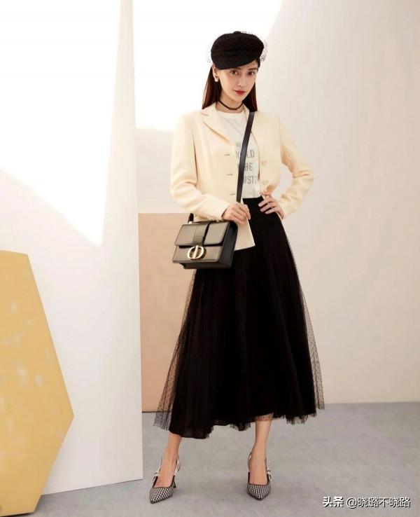 扔掉你的小白鞋吧，現在流行穿&OpenCurlyDoubleQuote;裸跟鞋&rdquo;，搭裙子褲子都時髦好看