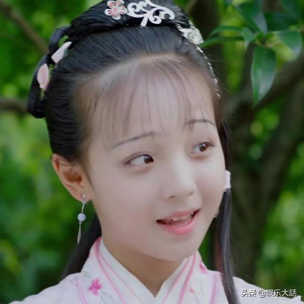 紅樓夢名場面，六版晴雯撕扇，誰靈巧可愛，誰在鬧笑話？