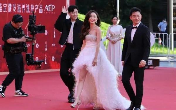 北影節紅毯造型：Angelababy紅裙驚豔全場！周冬雨揹著蝴蝶