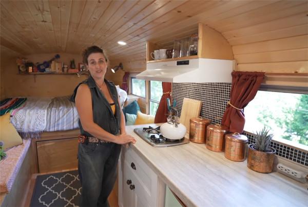 她買下1969年報廢校車，將車殼變成13㎡鄉下蝸居，網友：是真的服