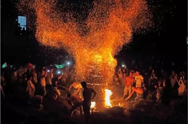 江西興國今晚燒塔現場 江西興國今晚燒塔現場