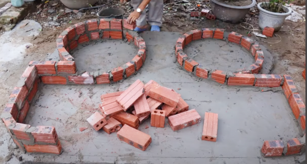 嫌院落一角太單調，用上紅磚成本就兩三百，瞬間成為一道靚麗風景