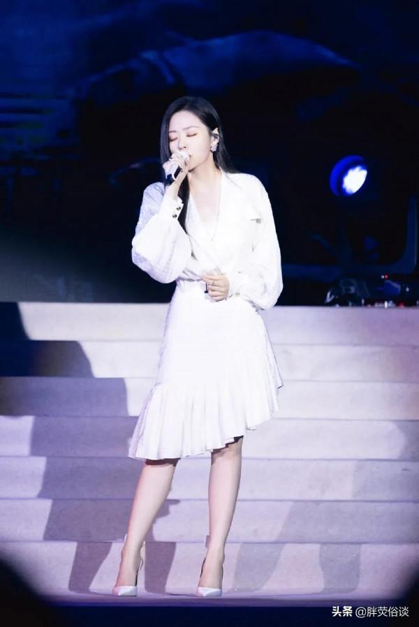 唱歌時候的張靚穎真的感覺在發光，自信的女人最美麗