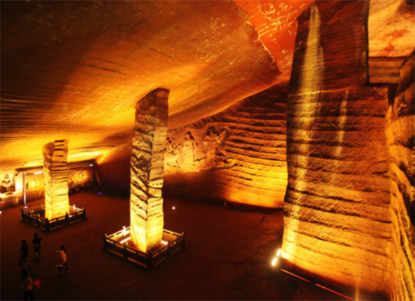 1992年浙江村民抽乾水潭，發現千年宮殿，已成為4A級旅遊風景區