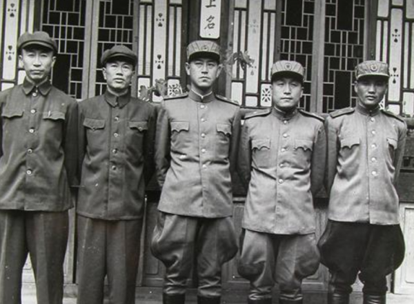 志願軍參謀長被授少將，彭德懷拍桌子：解方是少將，我撐死中將