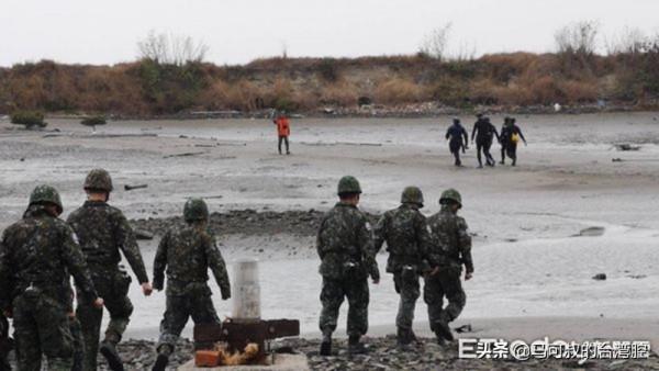 F-16V墜機點有2公尺大洞！漁民曝飛行異相：應已解體插進淺灘