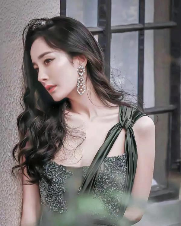 楊冪純欲寫真集，看這小眼神