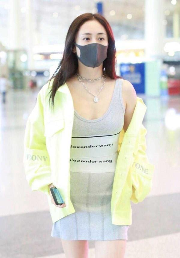 劉芸走機場真的好敢穿,運動背心裙配襯衫,身材有點肉感更好看 劉芸走機場真的好敢穿,運動背心裙配襯衫,身材有點肉感更好看