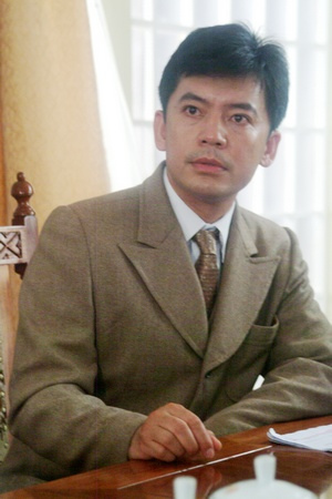 何政軍：錯過鞏俐娶初戀為妻，出道多年無緋聞，父親身份不一般