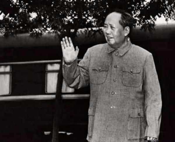 開國少將賀健：少小離家，20年後榮歸故里，卻被母親打了一巴掌