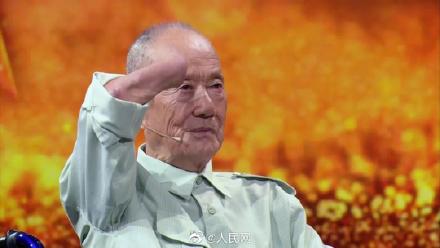 過年了，老兵用斷臂殘肢給新兵寫信