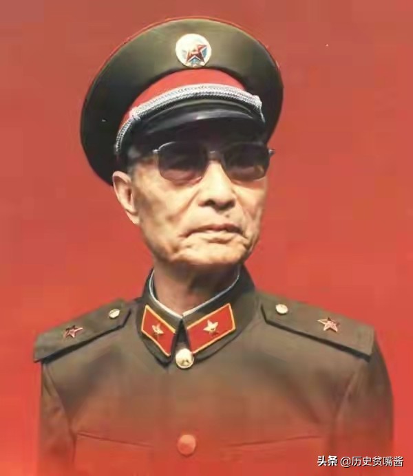 開國上將回老家，見警車開路攔住人民群眾，他大怒道：耍什麼排場