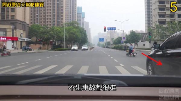開車過路口,怎麼和急性子的駕駛員相處?果斷這樣做 開車過路口,怎麼和急性子的駕駛員相處?果斷這樣做