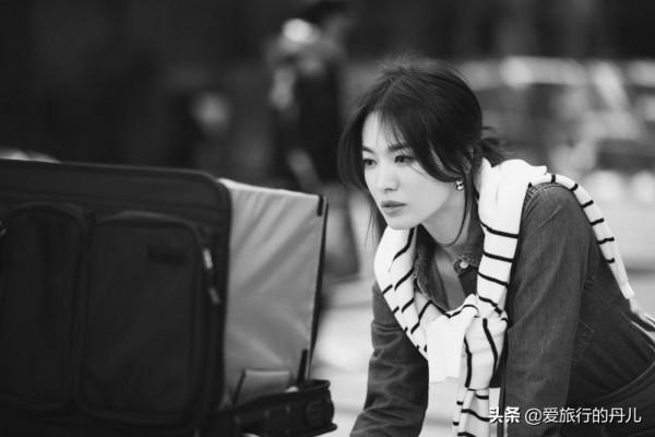 凍齡女神宋慧喬真有少女感！藍色牛仔裙搭配條紋披肩，氣質滿滿