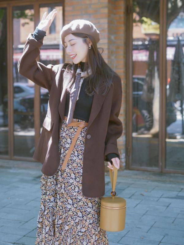 秋季，怎麼穿才高階優雅，用旗袍裙裝搭配復古外套，能提升氣質感