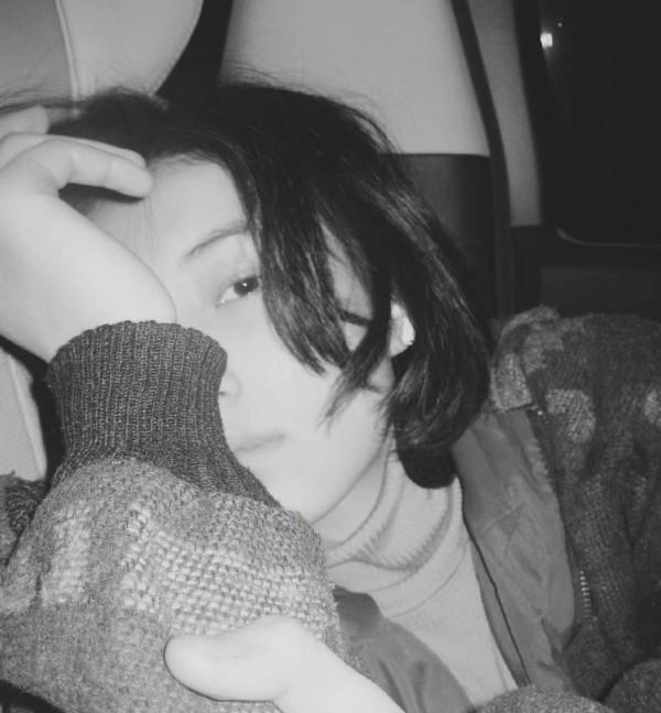 張子楓新年首曬自拍 黑白風難掩隨性俏皮