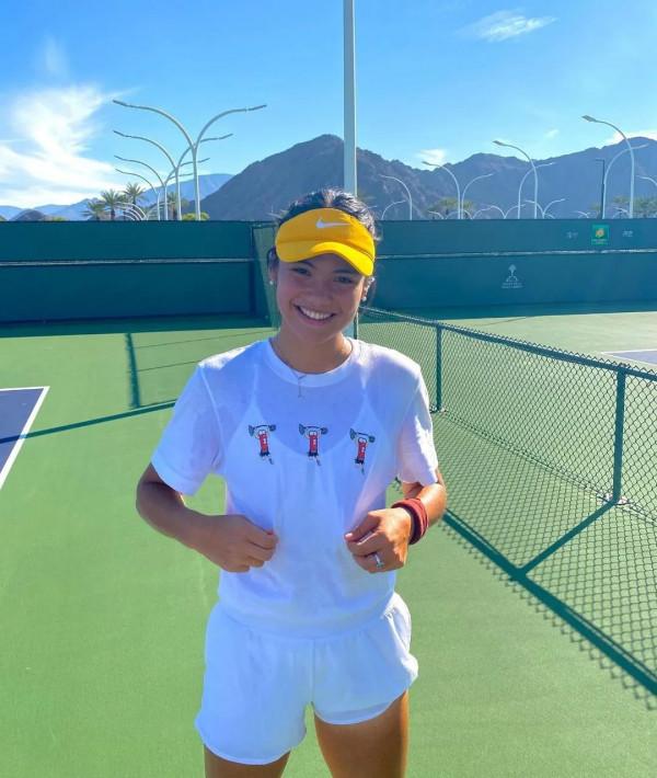 時尚圈和英王室寵愛的18歲華裔女孩，東北話說得好溜