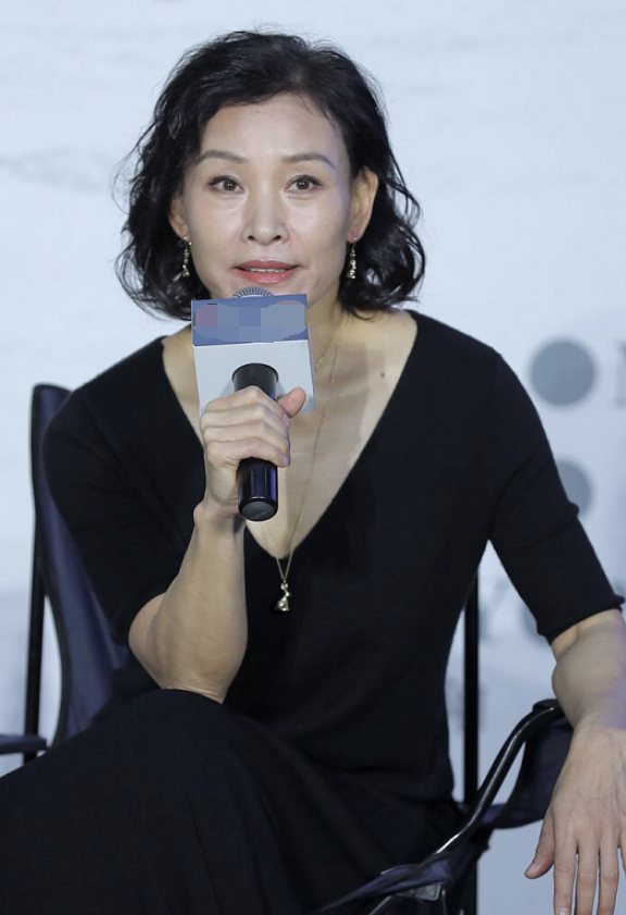 陳沖越老氣場越大,燙了摩卡波波頭短髮穿黑色連衣裙,簡約又優雅 陳沖越老氣場越大,燙了摩卡波波頭短髮穿黑色連衣裙,簡約又優雅