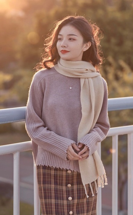 冬天穿“小白靴”更驚豔，顯瘦耐看還減齡，配大衣美極了