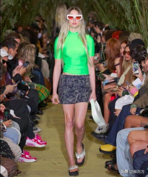 暗黑系星二代伸展臺當道,剃平頭秀腋下,強調個性一定要這樣嗎? 暗黑系星二代伸展臺當道,剃平頭秀腋下,強調個性一定要這樣嗎?