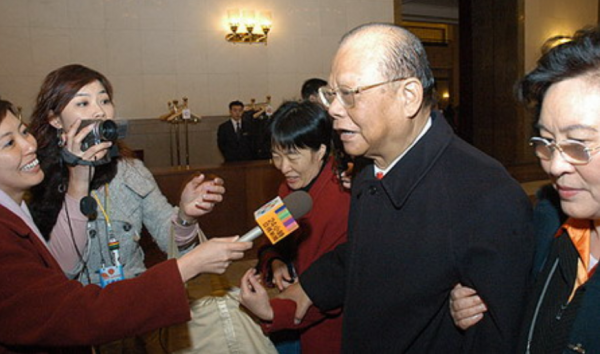 “金利來”創始人曾憲梓:85歲在家鄉病逝,25億財產全部捐給國家 “金利來”創始人曾憲梓:85歲在家鄉病逝,25億財產全部捐給國家