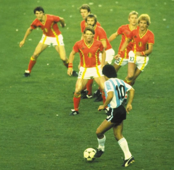 為什麼說馬拉多納才是唯一的球王?他與貝利究竟有何不同? 為什麼說馬拉多納才是唯一的球王?他與貝利究竟有何不同?