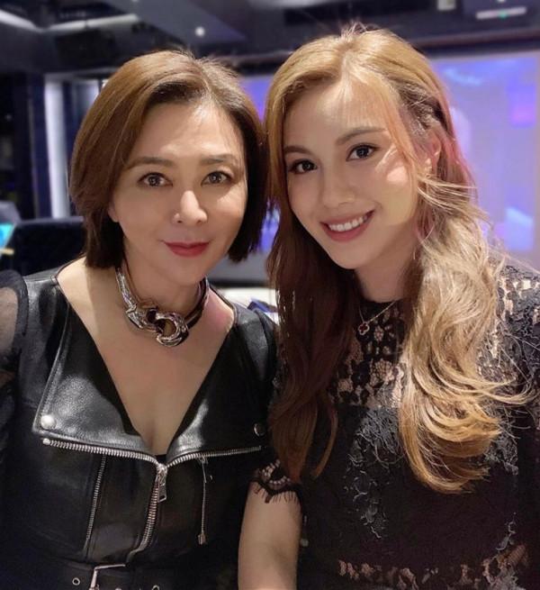 2021港姐冠軍參加富豪聚會,22歲青春靚麗,與關之琳同框氣質不輸 2021港姐冠軍參加富豪聚會,22歲青春靚麗,與關之琳同框氣質不輸