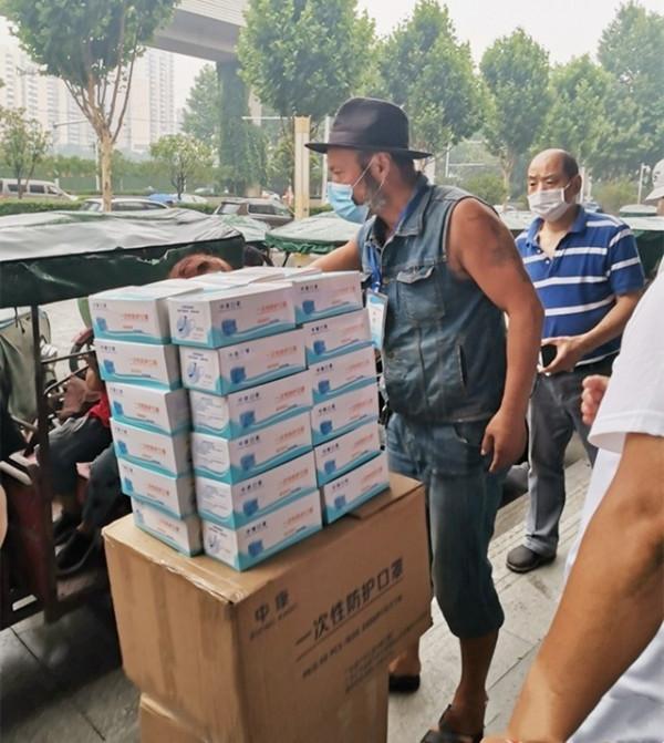 為供兩個女兒上學,每天背5卡車貨物的“板車哥”,後來過得怎樣 為供兩個女兒上學,每天背5卡車貨物的“板車哥”,後來過得怎樣