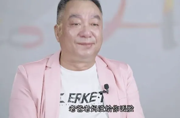 喬任梁父母網暴後亮相，靠短影片成為大V，活成了喪親家庭的榜樣