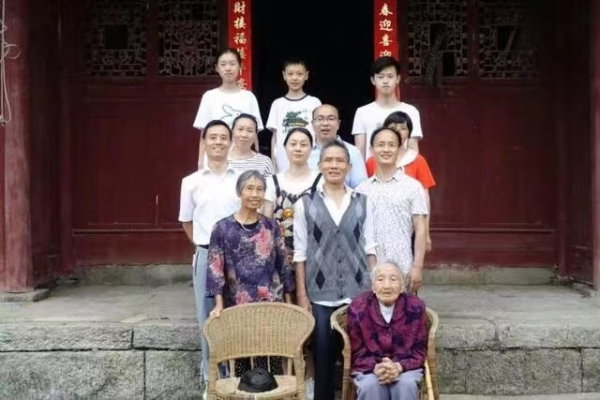 18歲嫁人，老人苦等丈夫77年，百歲老人問：他還能回來嗎？