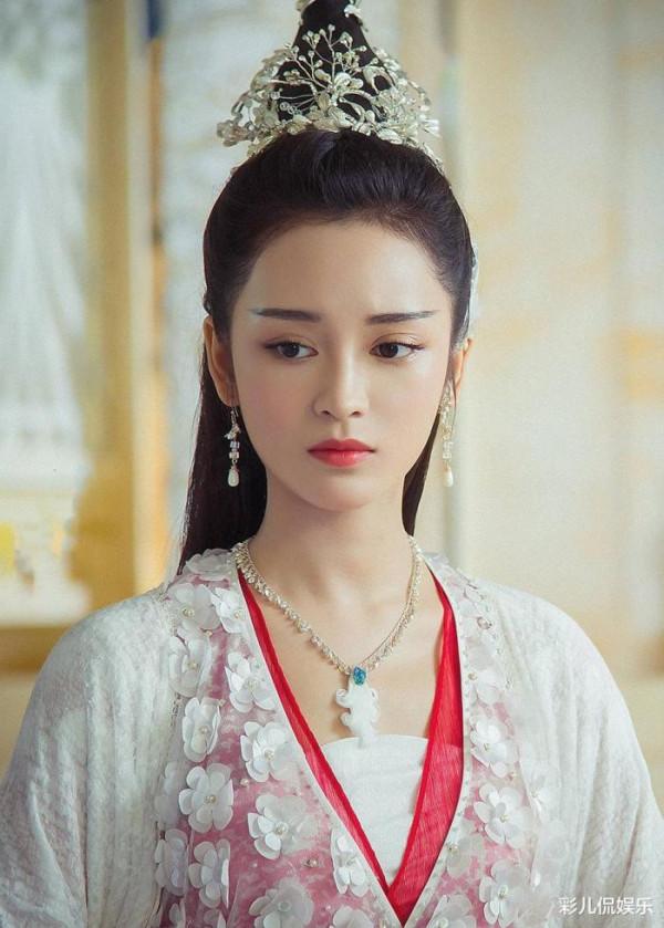 她們明明長得純天然，卻像極了整容臉