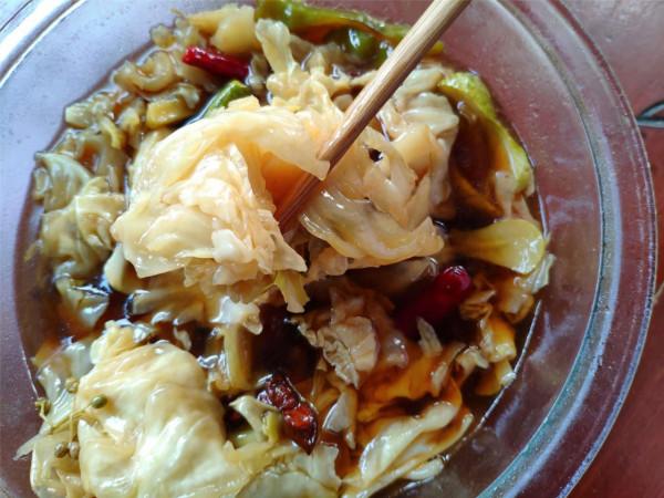 夏天，這菜正當季，做成泡菜幾小時就能吃，酥脆酸爽，一盆不夠吃