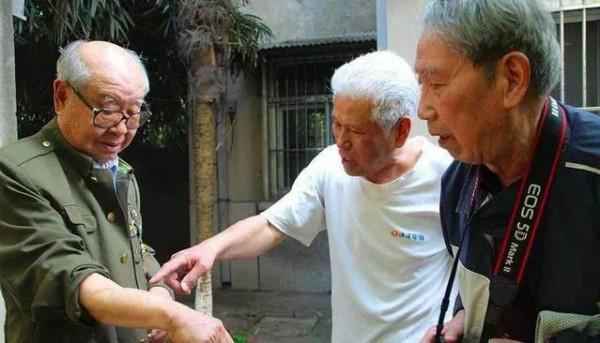 他單臂刺死27個鬼子，被稱為&OpenCurlyDoubleQuote;六個一&rdquo;功臣，主席邀他參加國宴