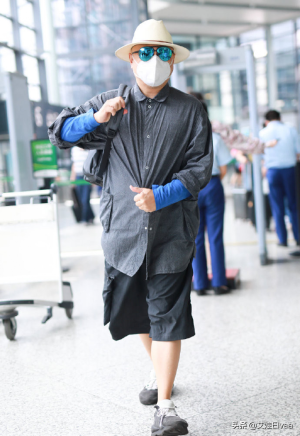 徐崢罕見攜嬌妻趕飛機，穿花夾克暴露肚腩，陶虹闊太似拎包很強勢