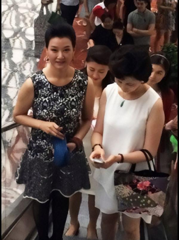 55歲宋祖英的妝容告訴我們:“含有笑意的眼妝太適合小眼睛的你” 55歲宋祖英的妝容告訴我們:“含有笑意的眼妝太適合小眼睛的你”