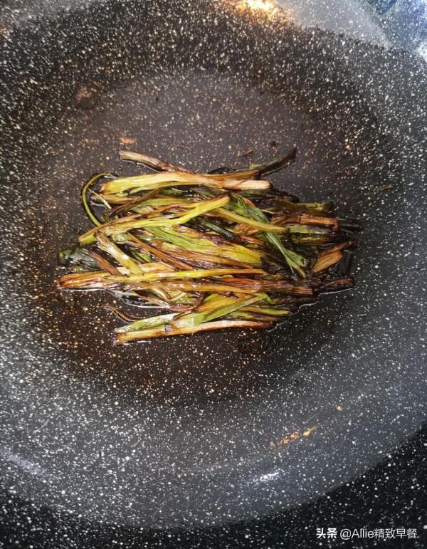 一把香蔥，教你做蔥油拌麵，食材簡單，一學就會，少油不膩又勁道