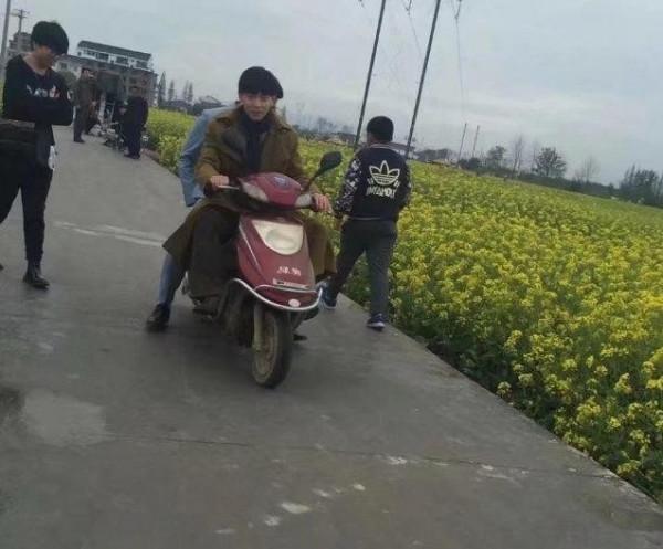 明星迴村百態，集體變土毫無時尚感，太接地氣了