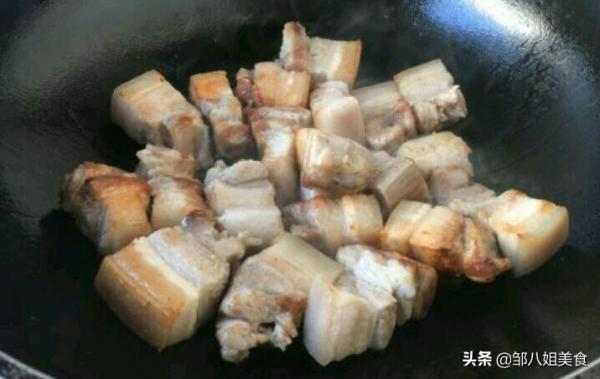 做紅燒肉，燉前多做2步，出鍋後色澤紅亮，香而不膩，教您做法