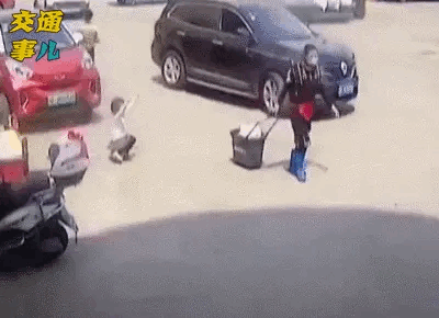 家長們不僅要照看好孩子還應當教育孩子提升安全意識。