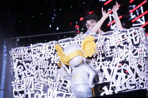 剛剛，歌王華晨宇加盟湖南衛視跨年晚會，和華晨宇一起跨年