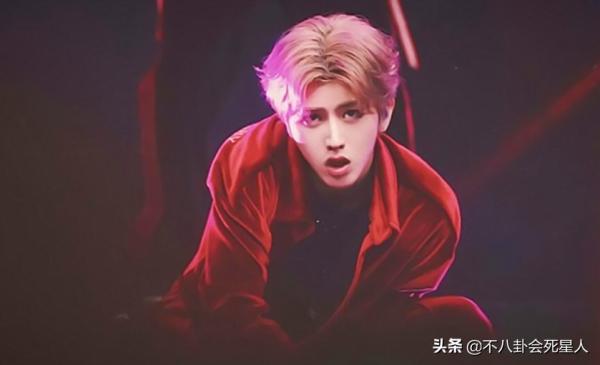 男愛豆畫風越來越偏！高跟開叉裙屢次出鏡，濃妝塗粉成常態